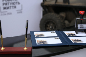 «Роботи рятують життя»: Укрпошта випустила марку, присвячену наземним дронам