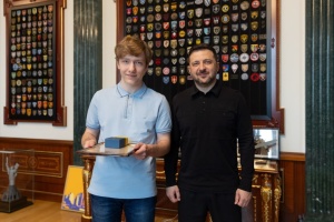 Зеленський вручив чемпіону Європи з шахів Дегтярьову відзнаку «Майбутнє України»