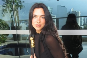 Dua Lipa ayuda a comprar un vehículo para el Primer Batallón Médico Independiente