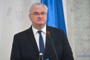 Le chef de la diplomatie ukrainienne affirme que Zelensky est prêt à rencontrer Poutine dans tout pays sauf en Russie et au Bélarus