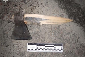 У Києві затримали чоловіка, який розмахував сокирою і намагався забрати скутер у підлітка