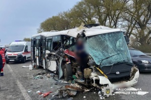 На Полтавщині автобус зіткнувся з вантажівкою, постраждали шестеро людей