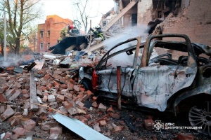 Bomb disposal experts in Dnipro recover Russian drone warhead from apartment