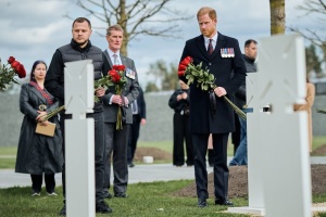Prince Harry pays tribute to fallen Ukrainian soldiers during visit to Kyiv region