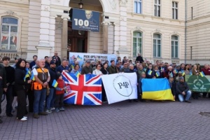 Agricultores británicos donan otros 38 todoterrenos a los militares ucranianos