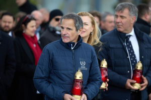 Ukrainian officials and foreign representatives honor Chernobyl cleanup workers