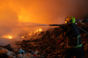 На найбільшому сміттєзвалищі Закарпаття вдруге за тиждень спалахнула пожежа 