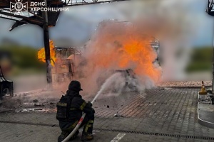 У Херсоні російські дрони атакували АЗС і таксі, постраждала жінка