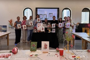 В Абу-Дабі іноземки вивчали техніку петриківки на майстер-класі від української майстрині