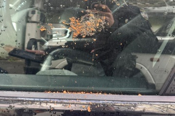 À Kherson, les Russes ont attaqué un minibus et une voiture à l'aide de drones ; il y a des blessés