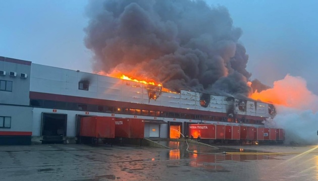 У Луцьку дрони РФ знищили термінал Нової пошти, пошкоджені продуктовий склад і багатоквартирний будинок