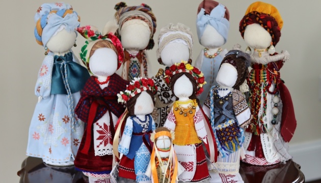 У Вашингтоні презентували виставку традиційних українських ляльок-мотанок з Бахмута