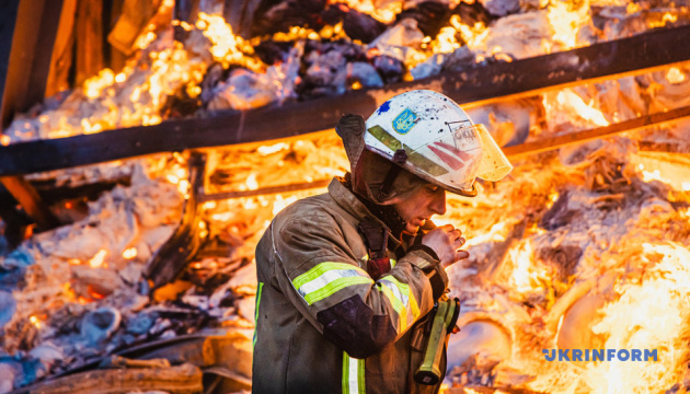 Rusos atacan Jmelnytsky con drones esta mañana, provocando un incendio en una empresa