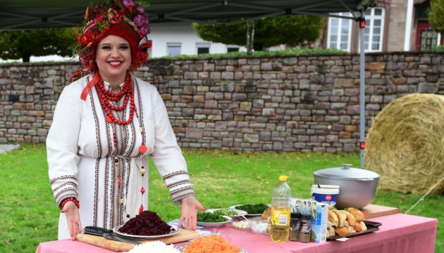 «Фрау Борщ» у Німеччині: Українська співачка готує «смачний» альбом та збирає допомогу для ЗСУ