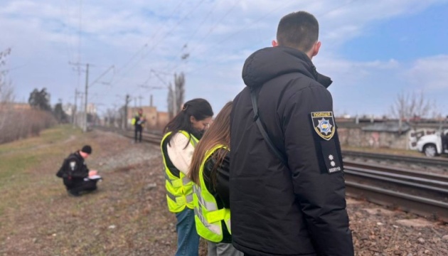 У Києві загинув малолітній хлопець, який перебував між вагонами електрички під час руху