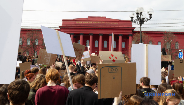 Студенти КНУ ім. Шевченка вийшли на акцію протесту - вимагали відсторонити ректора