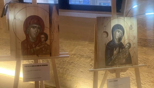 Виставка «Ікони миру» у Парижі: українські митці перетворили ящики з-під набоїв на символи надії