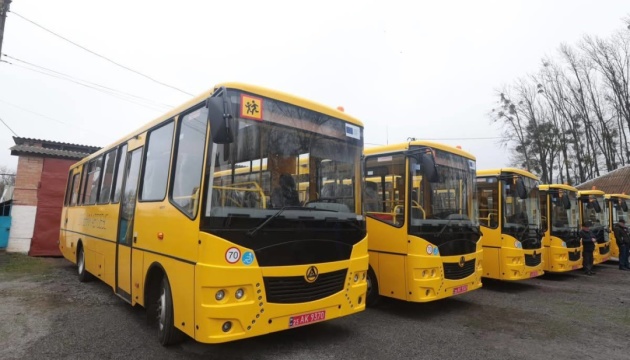 Вісім громад Вінниччини отримали інклюзивні шкільні автобуси