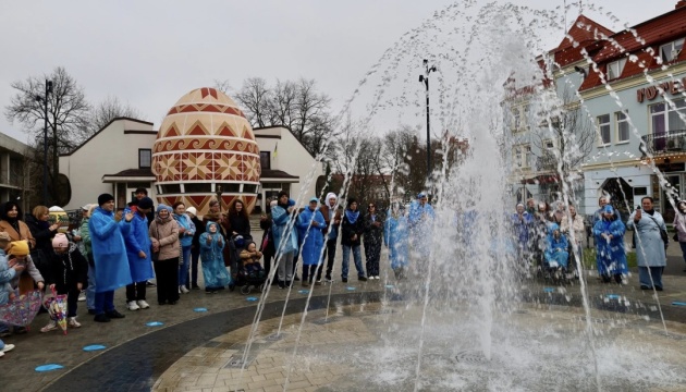 У Коломиї «діти дощу» запустили фонтан, щоб нагади про аутизм