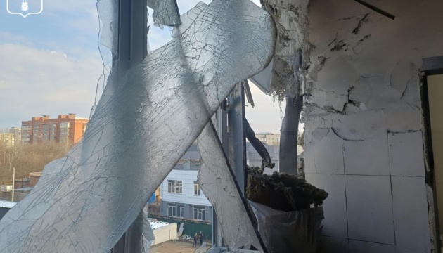 Безпілотник РФ влучив у торговельний центр у Сумах, є поранені