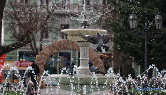 В Україні завтра дощитиме, вдень прогріє до +20°