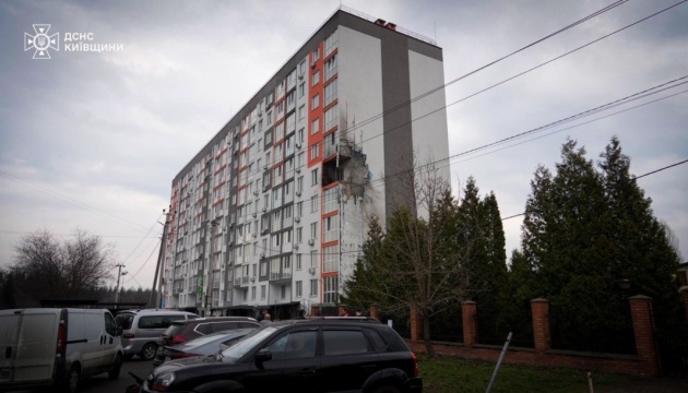 One killed, one injured as Russian attack damages apartment blocks, vet clinic in Kyiv region