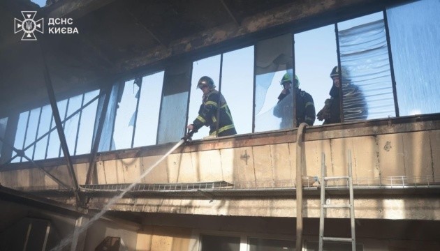 У Києві ліквідували пожежу, що виникла внаслідок ранкової атаки РФ