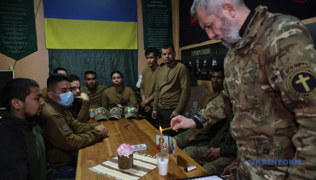 Військовий капелан 13-ї бригади НГУ «Хартія» з позивним «Падре» привітав іноземних бійців 23-го штурмового полку «РУГ» 2-го корпусу НГУ «Хартія» з католицьким Великоднем, провів святкове богослужіння та разом із військовослужбовцями помолився за поранених побратимів / Фото: В'ячеслав Мадієвський, Укрінформ