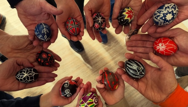 Пластуни Парижа зібрали кошти на допомогу військовим під час майстер-класів із писанкарства