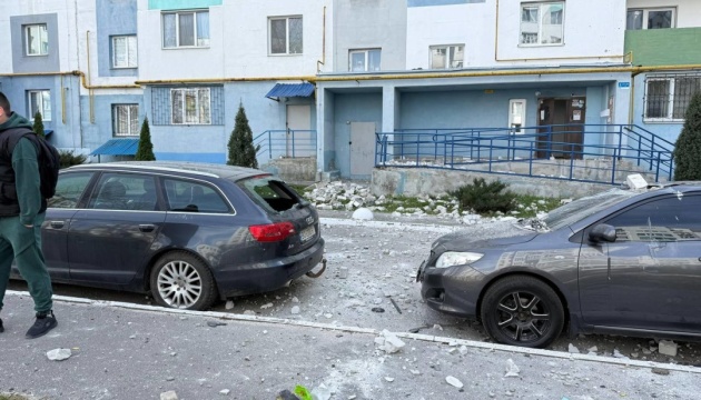 İnsansız hava aracı Kharkiv'deki yüksek katlı bir binaya saldırdı; ölü ve yaralılar bildirildi.