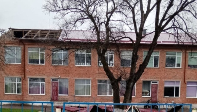 На Рівненщині через негоду знеструмлені 46 населених пунктів, пошкоджений дах ліцею