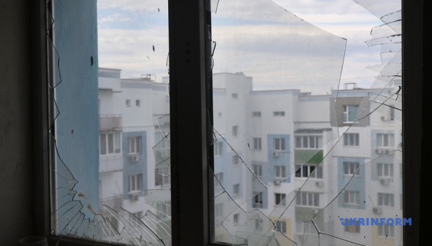 У Харкові дрон влучив у багатоповерхівку, є поранені