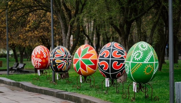 У Рівному встановили 49 писанок, розмальованих за мотивами Марії Примаченко