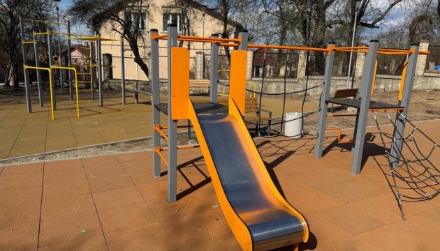 У Чернівцях завершують облаштування двох безбар'єрних дитмайданчиків