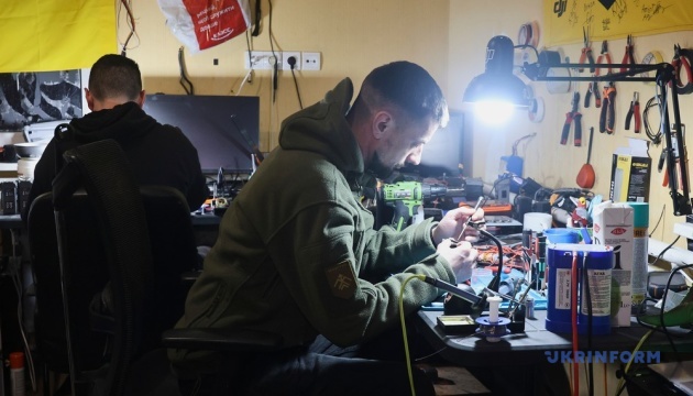 У спеціалізованих лабораторіях 13-ї бригади НГУ «Хартія» щоденно обслуговують та відновлюють безпілотники, які за потреби адаптують під бойові завдання / Фото: В'ячеслав Мадієвський / Укрінформ
