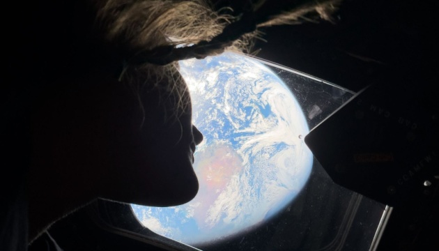 Після прольоту повз Місяць екіпаж Artemis II повертається на Землю