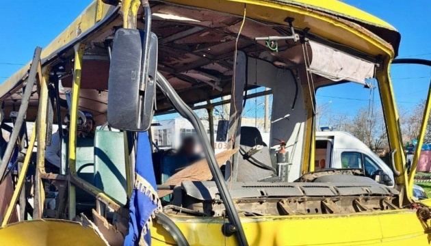 Влучання дрона в маршрутку у Нікополі: троє загиблих, кількість поранених зросла до 16