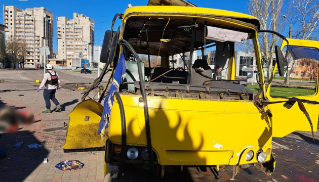 Drone strikes minibus in Nikopol: Three dead, injury toll climbs to 16