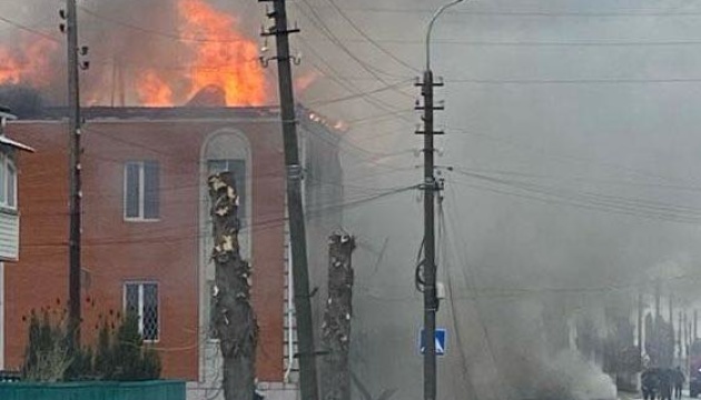 Росіяни вдарили безпілотником по будівлі податкової у Новгород-Сіверському