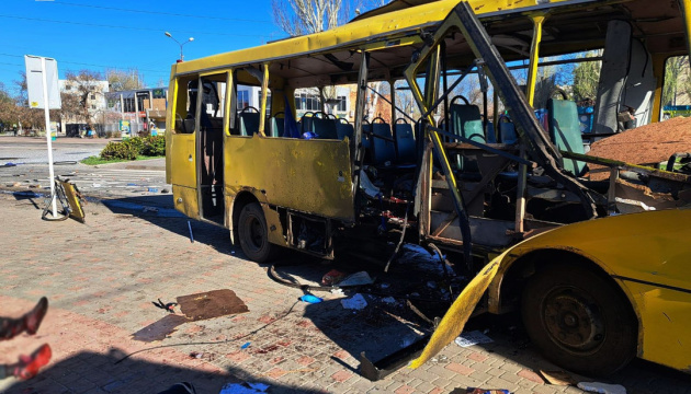 ロシア軍、ウクライナ南部ニコポリのバスを攻撃　３名死亡、１６名負傷