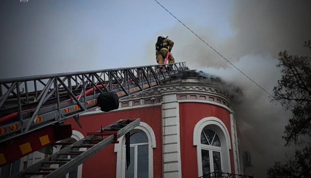 Війська РФ вдарили по адмінбудівлях на Чернігівщині, є поранені