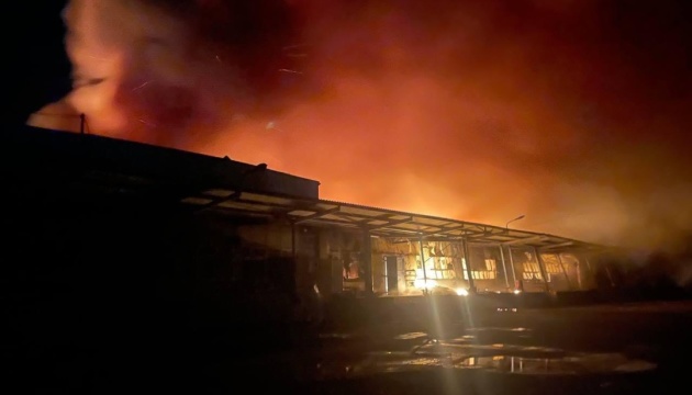 Rusya'nın insansız hava araçları Pavlohrad'daki atıştırmalık üreticisinin deposuna gece saldırdı