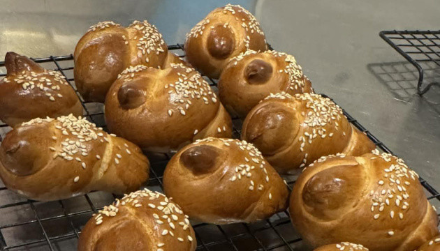 «Ци чуєте, ци спите - дайте кукуц та й яйце!»