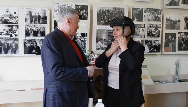 Голова Держкомтелерадіо передав одеським журналістам комплекти з бронежилетів і шоломів