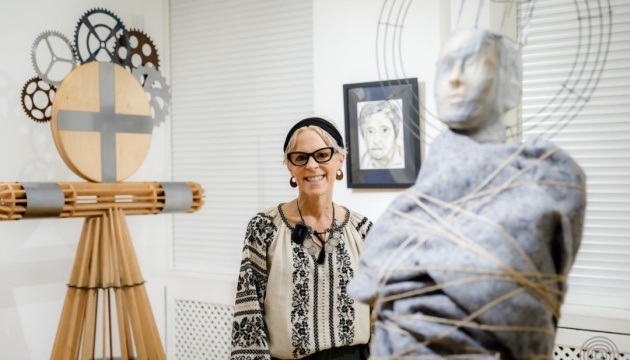 «Інше життя»: у Києві відкривається виставка американсько-української художниці Олі Рондяк