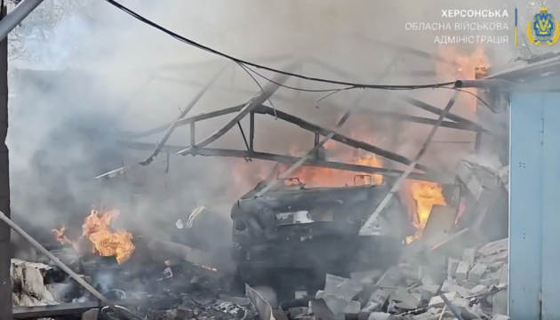Загарбники обстріляли з артилерії приватний сектор у Херсоні, виникла пожежа
