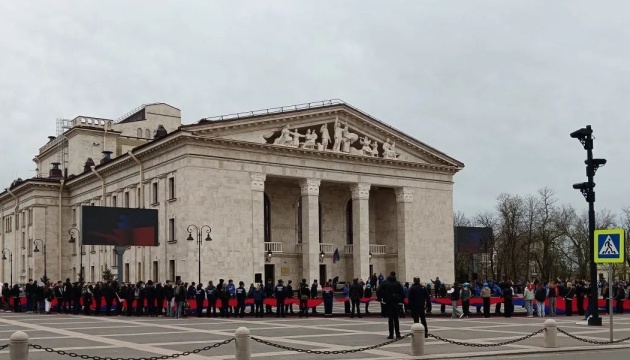 У Маріуполі на місці загибелі сотень людей окупанти влаштували пропагандистську акцію