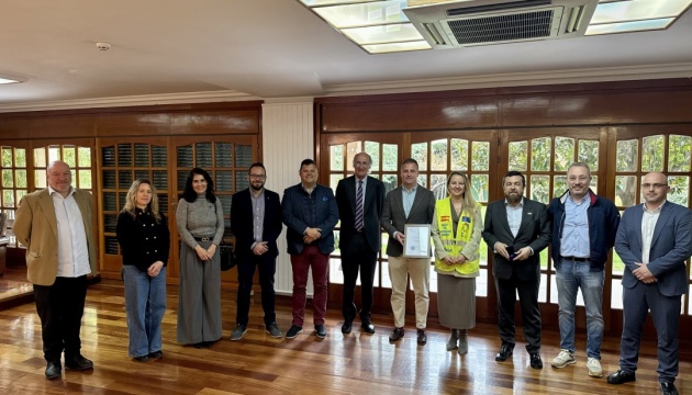 Посол в Іспанії вручила почесну відзнаку «Бурштинове серце» організації Help to Ukraine