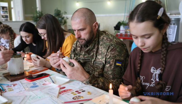 Майстер-клас із писанкарства від майстрині Іванни Равлюк / Фото: Юрій Рильчук, Укрінформ