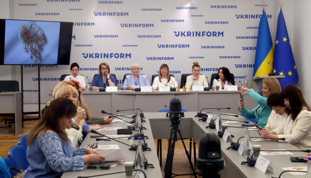 Презентація брошки «Хустка перемоги: Триєдність»